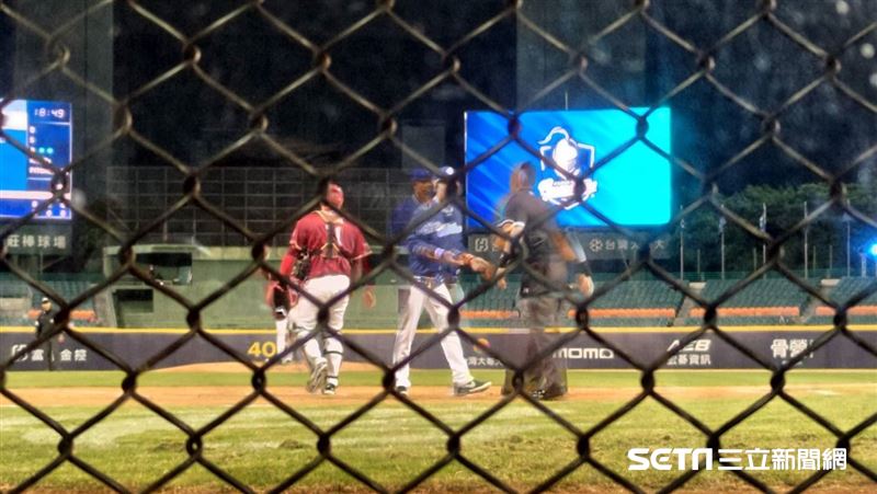 三振後丟棒子　富邦陽耀勳被驅逐出場