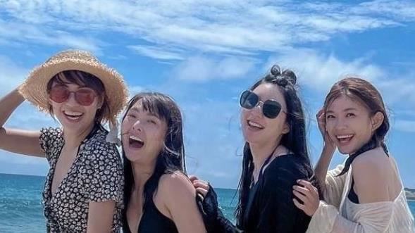 全明星4女神穿泳裝　海邊解放超惹火