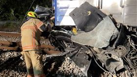 轎車飛進鐵軌遭撞又拖行！駕駛慘死