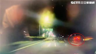 火車撞轎車畫面曝！翻越護欄下秒消失