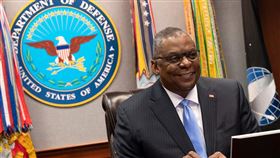 美國國防部長奧斯汀（圖）7日首度公開表示，美國正提供情資給烏克蘭部隊。（圖／翻攝自twitter.com/SecDef/media）
