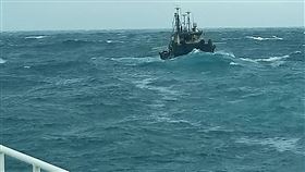 澎湖海巡威力掃蕩誓師  讓民眾安心過好年（2）農曆春節將至、COVID-19疫情升溫，海委會第13巡防區指揮部21日進行春節擴大威力掃蕩誓師，強調金馬澎三離島同步以最嚴謹防疫措施加強查緝，全面取締不法與安檢防疫作為，杜絕疫情傳入，維護民眾與海域治安。（第七岸巡隊提供）中央社  111年1月21日