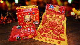 ▲夏天遶境常常滿頭大汗，聯名設計涼感巾成為降溫的好助手。（圖／業者提供）