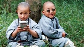 郝劭文（右）童星時以《新烏龍院》紅遍兩岸三地，左為釋小龍。（圖／翻攝自微博）