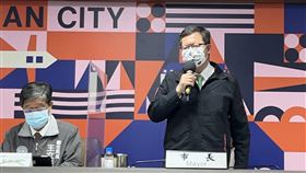 鄭文燦主持防疫會議桃園市長鄭文燦（右）8日上午主持COVID-19（2019冠狀病毒疾病）防疫會議後表示，截至今天上午8時，桃園市新增25例本土個案，大部分都是匡列、居隔範圍確診。中央社記者葉臻攝  111年4月8日