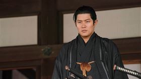 【燃燒的劍】劇照_鈴木亮平為本片減掉先前拍攝大河劇所增胖的27公斤。（圖／采昌提供）