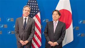 日本外務大臣林芳正（右）7日在北約外長會議上點名中國至今遲遲未譴責俄國入侵烏克蘭，他也於會中與美國國務卿布林肯（左）合照。（圖／翻攝自twitter.com/SecBlinken）
