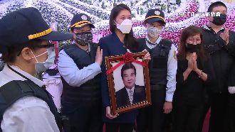 戴寧「無戒具」淚崩　跪靈堂送別亡父