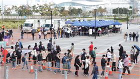 港疫情惡化  當局加強對市民病毒檢測香港新一波COVID-19疫情惡化，當局加強對市民的病毒檢測，圖為大批市民在中環一個臨時點接受採樣檢測。中央社記者張謙香港攝  111年2月11日