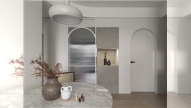 ▲低飽和度的灰色、白色、大地色為主軸，將簡化空間色彩作為設計開端，揉入低飽和度的奶油色為空間增添溫度，部分櫃體及電視牆以特殊塗料鏝抹，堆砌出侘寂的幽玄韻味。（圖片提供／知域設計×一己空間制作）