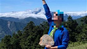 高雄市一哥，人待山，刻字石匾。(圖／翻攝自臉書)