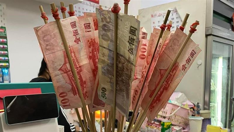 桶子插滿「鈔票籤」真實用途曝光