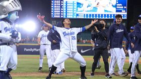 ▲富邦悍將陽耀勳11局下擊出再見安打。（圖／富邦悍將球團提供）