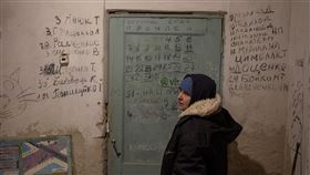 斷水電與屍體同寢25天！300村民被俄軍關地下室　牆上寫滿死者名字▲。（圖／路透社／達志影像）