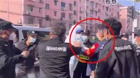 「黨員突擊隊」與防疫人員毆打成一團。（圖／翻攝自千條社微博）