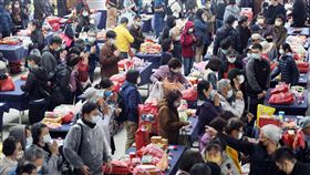 疫情增溫　民眾掃墓口罩戴好戴滿（2）清明4天連假開跑，不少民眾2日前往納骨塔、公墓祭祖掃墓，台北市木柵區一處清明法會現場人潮滿滿，不過民眾皆配合防疫政策，全程口罩戴好戴滿。中央社記者郭日曉攝  111年4月2日