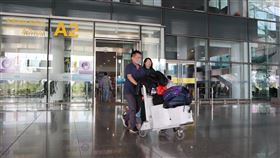 越南重迎國際旅客越南宣布自15日起重新迎接國際旅客，越南衛生部15日晚間發布的公文並未提到入境旅客須隔離或完整接種疫苗。圖為抵達河內內排國際機場的入境旅客。中央社記者陳家倫河內攝  111年3月16日