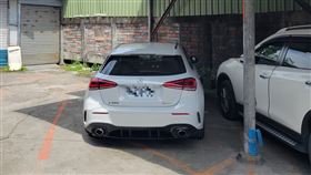 賓士爽停私人車格死不移…里長廣播「要去北部了」秒出現　他氣炸開噴。爆廢公社