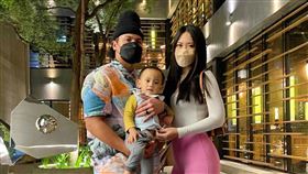 棒球好手張育成家人相隨 拚戰安心台灣棒球好手張育成（左）旅美拚戰，他受訪表示，很感謝妻子李家綾（右）帶著18個月大的兒子張勝恩（中）的陪伴，讓他在外征戰覺得很安心。中央社記者林宏翰亞利桑那攝  111年3月26日