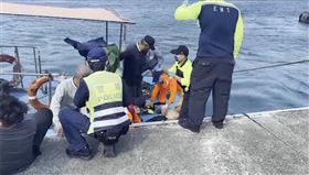 ▲工程船「東洋六號」在基隆嶼港口翻覆，船主、船工2人落海，繼起時已無生命跡象。（圖／翻攝畫面）