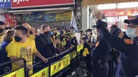 ▲「白狼」張安樂9日晚間帶隊，在彰化大甲媽鑾轎行經途中搶轎。圖為與彰化縣警局分局長王國峰對峙。（圖／翻攝畫面）