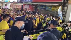 ▲「白狼」張安樂9日晚間帶隊，在彰化大甲媽鑾轎行經途中搶轎。圖為與彰化縣警局分局長王國峰對峙。（圖／翻攝畫面）