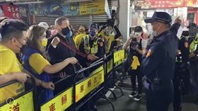 ▲「白狼」張安樂9日晚間帶隊，在彰化大甲媽鑾轎行經途中搶轎。圖為與彰化縣警局分局長王國峰對峙。（圖／翻攝畫面）