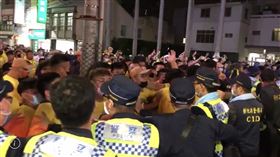 ▲「白狼」張安樂9日晚間帶隊，在彰化大甲媽鑾轎行經途中搶轎，並與警方發生推擠衝突。彰化縣警局副分局長鍾振邦遭到推打。（圖／翻攝畫面）