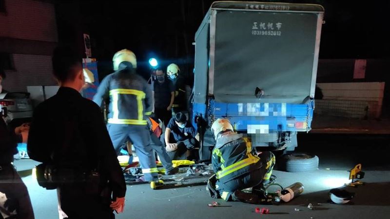 小貨車路中猛迴轉　騎士撞上卡車底