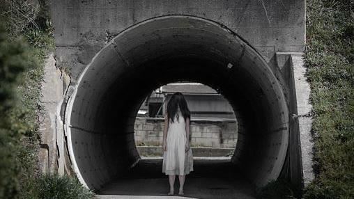 長髮女詭緊跟…老翁嚇衝警局：有阿飄