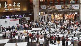 北車大廳滿是等待施打疫苗民眾（2）國內COVID-19疫情持續，9日新增442例本土個案，再創今年單日新高。台北車站疫苗接種站目前持續提供疫苗接種服務，並開放限量名額提供現場掛號，下午北車大廳排隊隊伍繞了好幾個彎，民眾依序等待施打疫苗。中央社記者張皓安攝　111年4月9日