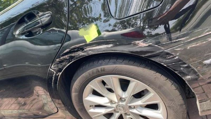 車被肇逃者刮花　1張紙條讓正妹哭了