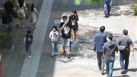 北市信義區百貨周邊人潮（2）中央流行疫情指揮中心9日公布，國內新增578例COVID-19，其中442例為本土病例，再創今年單日新高。圖為台北市信義區百貨周邊人潮，民眾上街配戴口罩防疫。中央社記者張新偉攝  111年4月9日