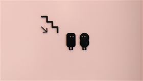 吳崢PO出北藝館內的指引標示，要大家猜猜是什麼意思。（圖／翻攝自吳崢臉書）