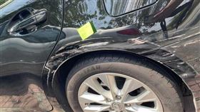 正妹的車子遭到擦撞。（圖／翻攝自臉書社團爆廢公社）