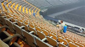 台北小巨蛋9日接獲相關單位通知，6日演唱會有確診者足跡。配合台北市政府防疫政策，已立即安排再次全面清消。（圖／北捷提供）