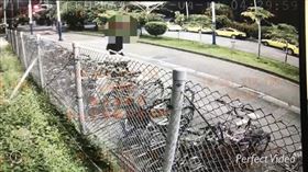 ▲易姓男大生被控在捷運圓山站外縱火，燒毀2輛腳踏車，易男落網後辯稱可能是抽菸不小心，被依公共危險罪移送法辦。（圖／翻攝畫面）