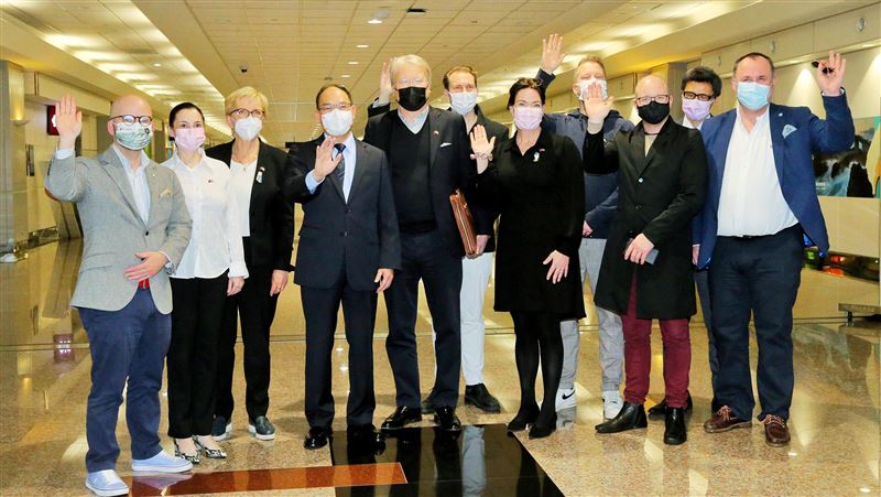 瑞典歐洲議員訪團抵台了　僅揮手致意
