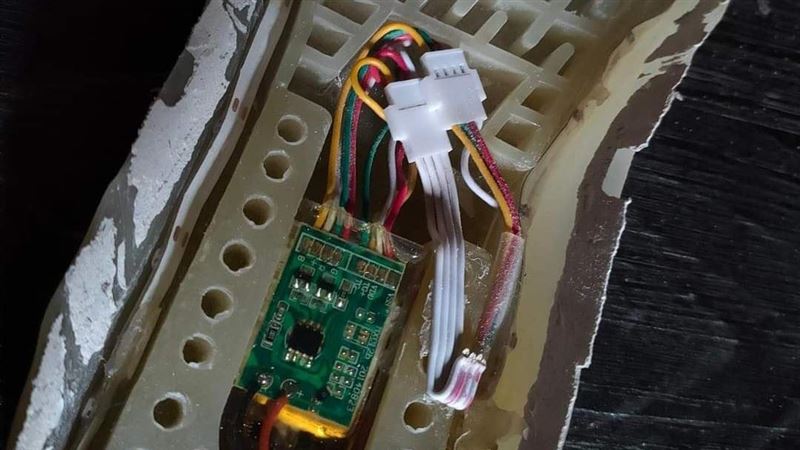 鞋底竟藏電路板　他驚呼：我被定位了