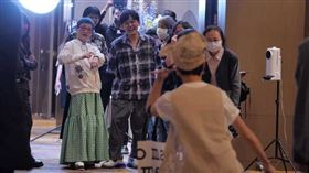 因為遲到，Lulu先是跟黃子佼行古代女子的屈膝禮致歉，而張小燕則在一旁指著手錶。（圖／CTWANT）