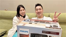 余祥銓（右）送余苑綺（左）咖啡機當生日禮物。（圖／翻攝自余祥銓臉書）