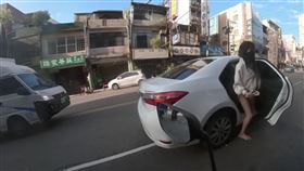 「長腿熱褲妹」走下違停車，網瘋狂重播。（圖／翻攝自WoWtchout - 地圖型行車影像分享平台YouTube）