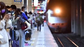 迎接春節連假　北車傍晚現人潮（2）春節9天連假29日起登場，28日傍晚後台北車站月台人潮湧現，不少民眾準備搭車返鄉與家人團圓過年。中央社記者王飛華攝　111年1月28日