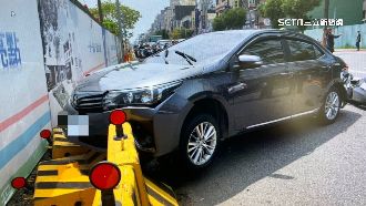 轎車分心自撞護欄　騎士追撞噴飛遭輾