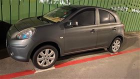 開車突變「紅線」遭開單！（圖／翻攝自爆怨公社）