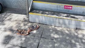 王金勇拍下超商門口有一雙沾滿泥巴的鞋子。（圖／翻攝自王金勇FB）