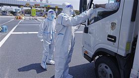中國貨運物流不順  交通當局批地方防疫層層加碼中國交通運輸部9日批評「部分地區」因疫情對貨運車輛採取層層加碼、一刀切的通行管控，造成貨運受阻、物流不暢，生產生活物資供應受影響。圖為上海警方3日在高速公路收費站查驗車輛。（中新社提供）中央社  111年4月9日