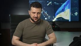 戰爭爆發以來，烏克蘭總統澤倫斯基總以一身橄欖綠T恤發表演說，他的穿衣哲學已然成為烏克蘭人堅毅愛國的象徵。（圖／翻攝自facebook.com/zelenskiy.official）
