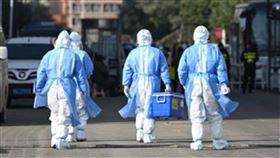 中國疫情反覆 清零或與病毒共存陷兩難中國COIVD-19疫情反覆，即使防疫措施嚴格，仍難達到「清零」。在其他國家逐漸放鬆管控之際，北京恐因冬奧會等因素難以鬆綁。圖為10月23日，內蒙古呼和浩特市，醫護人員步入一個已遭封管的小區。（中新社提供）中央社 110年10月27日