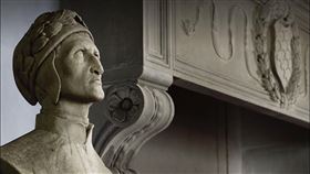 「翡冷翠百花宮」試營運，但丁主題客房中還放置了但丁的半身雕像。（圖／雲朗觀光集團提供）